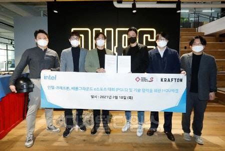 크래프톤과 인텔은 지난 18일 양사 주요 관계자들이 참석한 가운데 업무협약 체결식을 진행했다. (왼쪽부터) 마승재 인텔 글로벌 게임 어카운트 매니저 한국 총괄 이사, 하태동 인텔 시니어 애플리케이션 엔지니어 상무, 김준호 인텔 아키텍처 그래픽 소프트웨어 그룹 아시아 클라이언트 어카운트 총괄 상무, 이민호 배틀그라운드 이스포츠 총괄, 정영문 배틀그라운드 이스포츠 사업개발 담당, 김우진 배틀그라운드 한국 이스포츠 팀장)크래프톤 제공